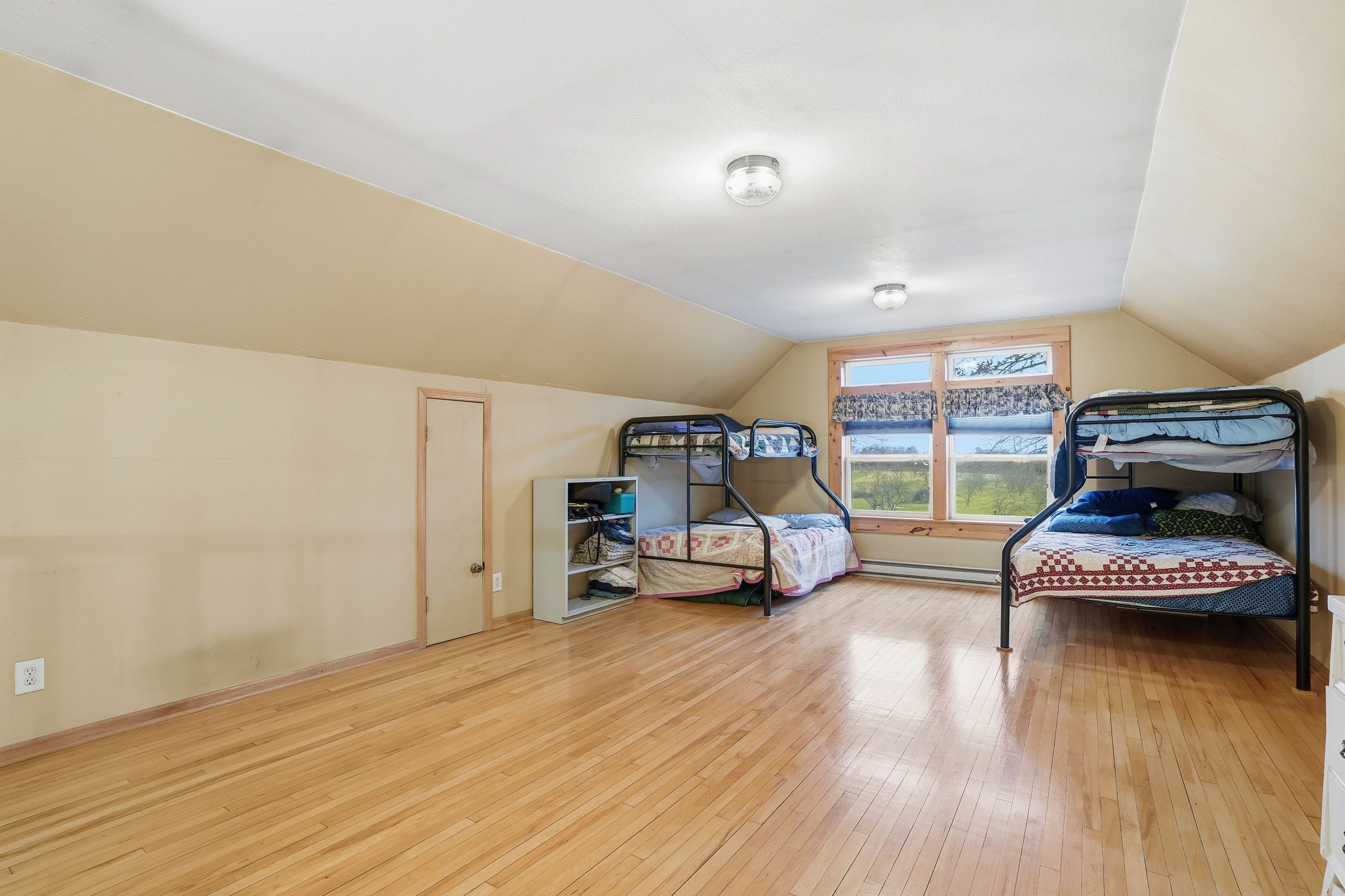 Listing Photo: 3300 Underwood Ave 0023-